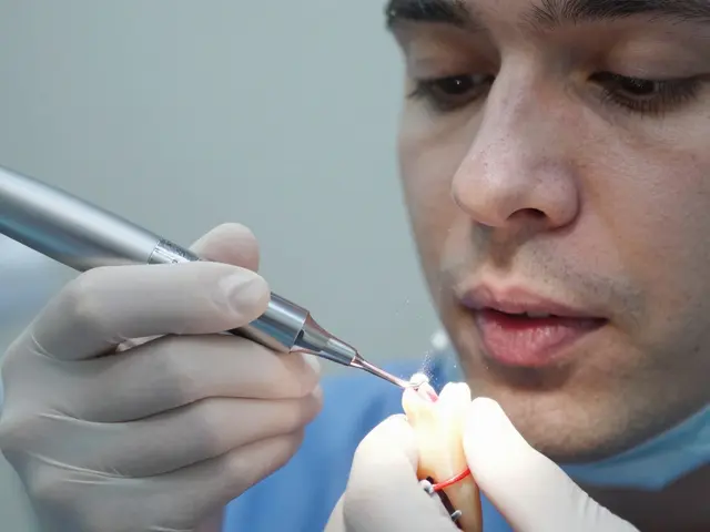 Broušení zubů: Jak pomáhá při přípravě a údržbě zubních korunek