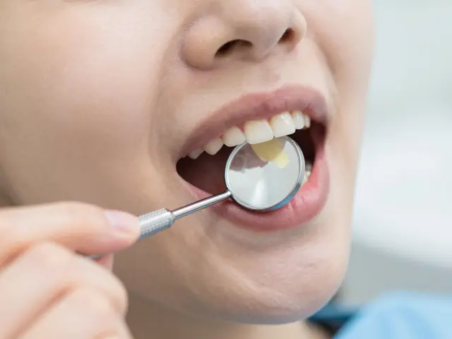Dentální zrcátko: Jak ho používat pro kontrolu zubního plaku