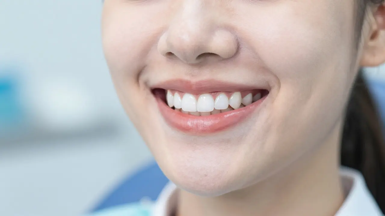 Retence zubů: Jak udržet rovné zuby po rovnátkách navždy