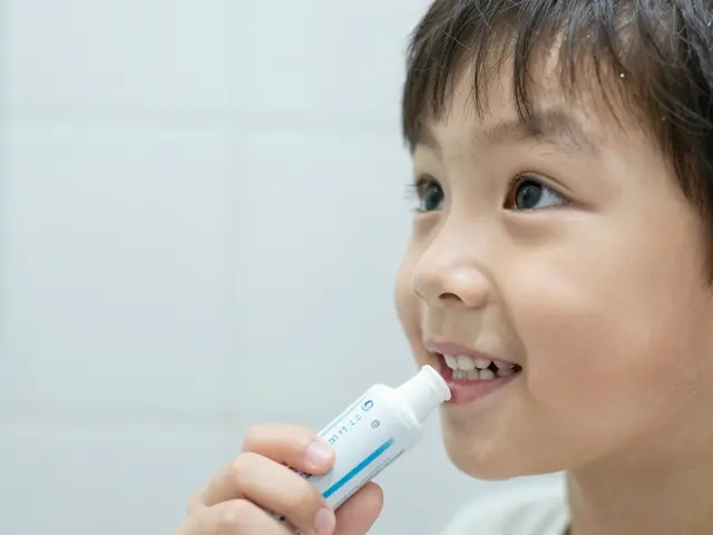 Bělící zubní pasta pro děti: Je bezpečná a má smysl?