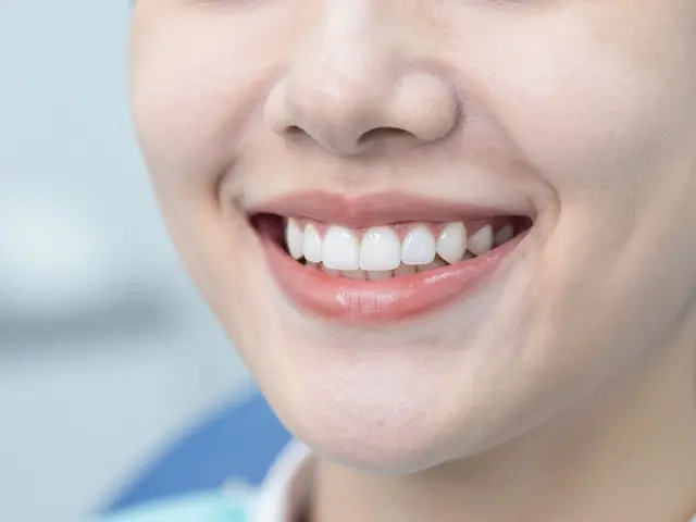 Retence zubů: Jak udržet rovné zuby po rovnátkách navždy