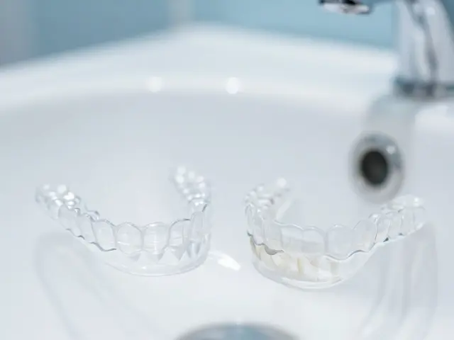 Jak čistit Invisalign: Kompletní návod na údržbu neviditelných rovnátek
